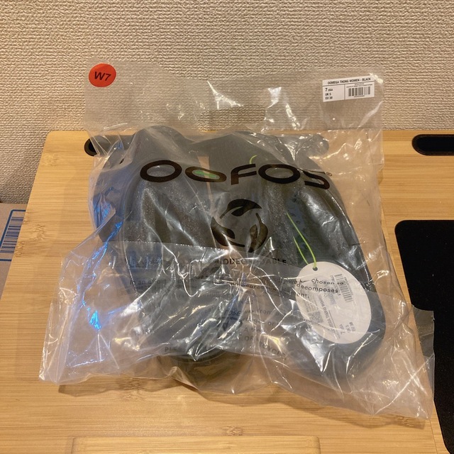 OOFOS(ウーフォス)の24.0cm OOFOS OOMEGA Black 黒 タグ付き新品未開封 レディースの靴/シューズ(サンダル)の商品写真