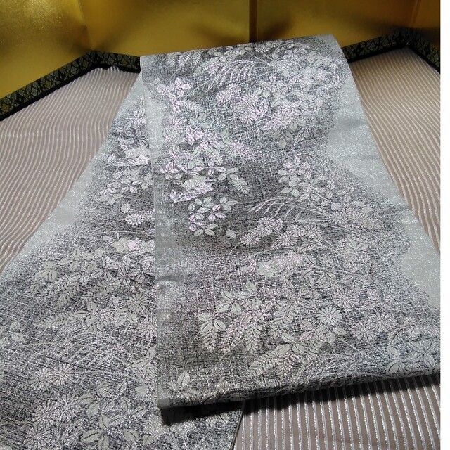 正絹　袋帯　美しい帯です(プラチナの花々　淡いグレーのグラデーション　六通)のサムネイル