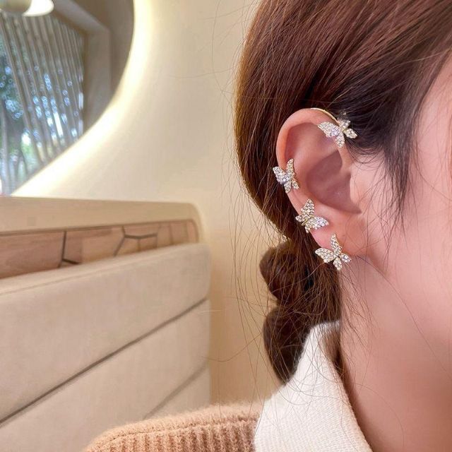 ✨キラキラ✨ 蝶 バタフライ 右耳 イヤーフック シルバー ノンホール 綺麗の通販 by Kumi 新品未使用品♡バタフライ蝶々キラキラゴールドヴィンテージ海外インポート韓国ピアス