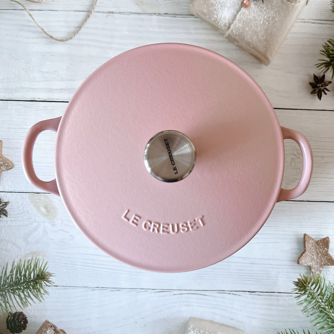 LE CREUSET(ルクルーゼ)の♡ルクルーゼ　マルミット　シュガーピンク　新品　両手鍋　ホーロー インテリア/住まい/日用品のキッチン/食器(調理道具/製菓道具)の商品写真