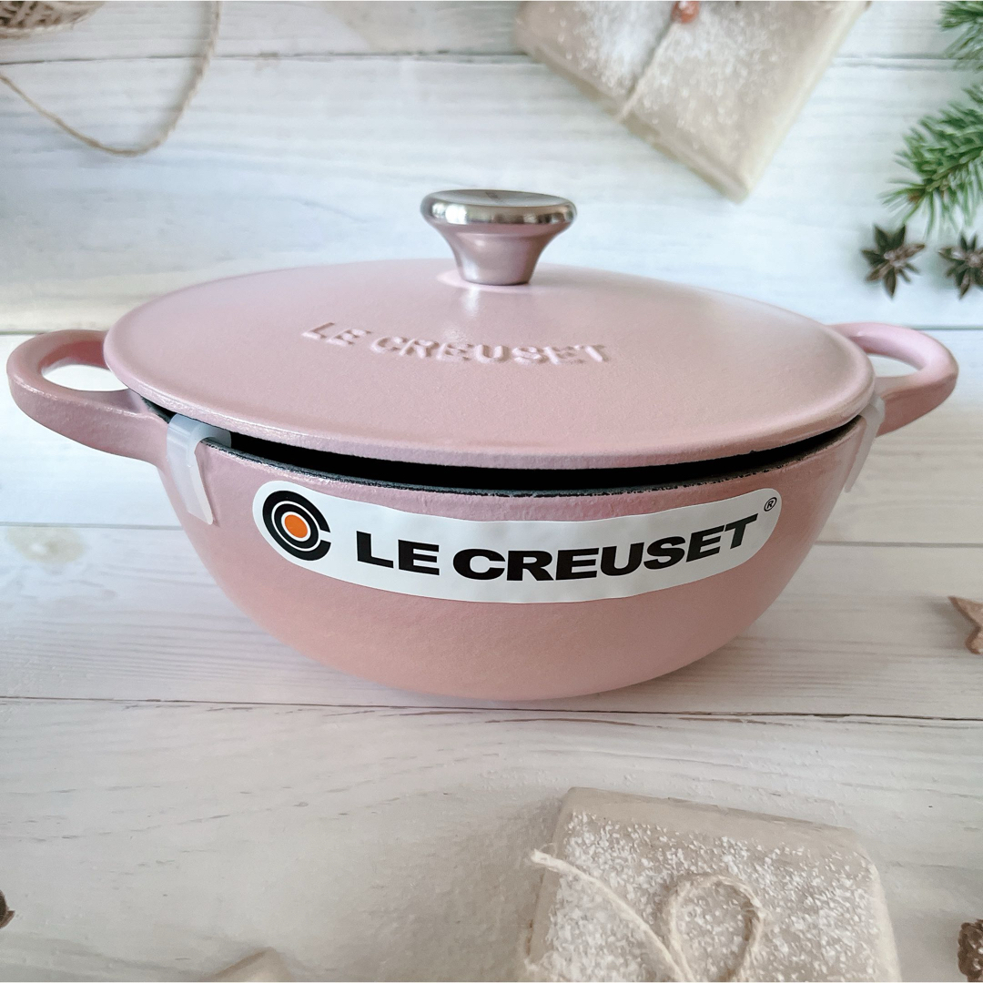 LE CREUSET(ルクルーゼ)の♡ルクルーゼ　マルミット　シュガーピンク　新品　両手鍋　ホーロー インテリア/住まい/日用品のキッチン/食器(調理道具/製菓道具)の商品写真