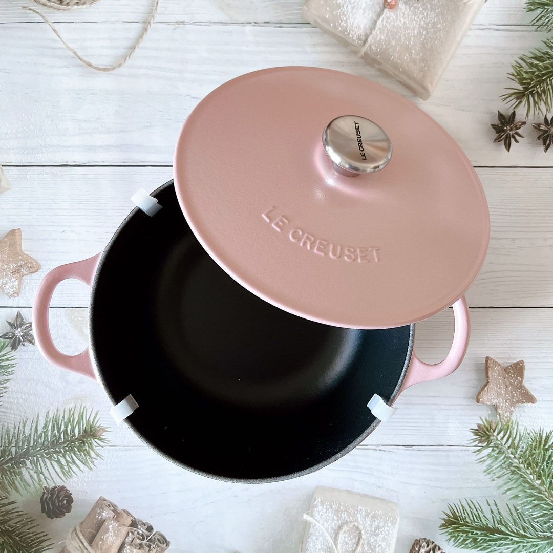 LE CREUSET(ルクルーゼ)の♡ルクルーゼ　マルミット　シュガーピンク　新品　両手鍋　ホーロー インテリア/住まい/日用品のキッチン/食器(調理道具/製菓道具)の商品写真