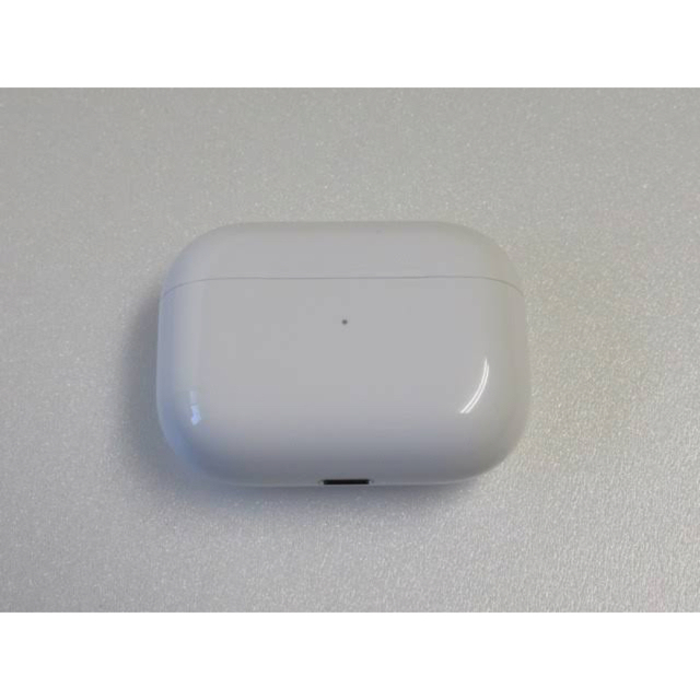 Apple(アップル)のAirPods Pro 3 ケースのみ　ケーブル付き スマホ/家電/カメラのオーディオ機器(ヘッドフォン/イヤフォン)の商品写真