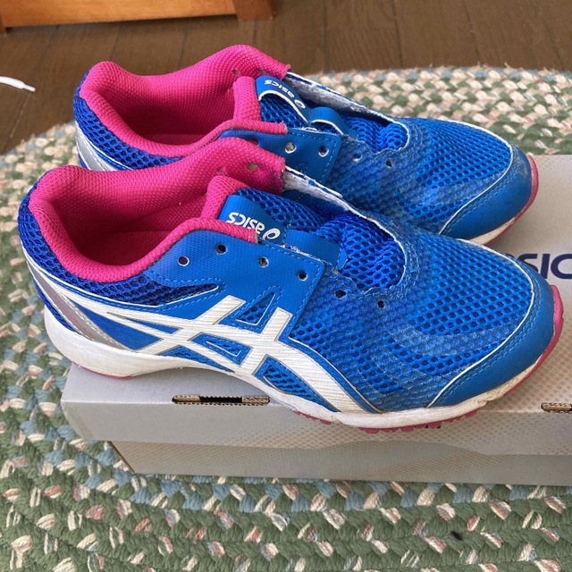 asics(アシックス)のアシックス　スニーカー　21.5cm キッズ/ベビー/マタニティのキッズ靴/シューズ(15cm~)(スニーカー)の商品写真