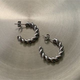 ロク(6 (ROKU))のTwist half pierce silver No.1033(ピアス)