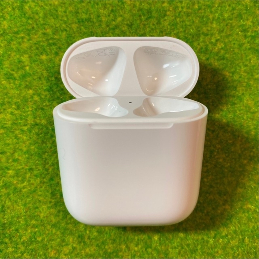 Apple(アップル)の《AirPods  充電ケースのみ》純正　第一世代　充電器　エアーポッズ スマホ/家電/カメラのオーディオ機器(ヘッドフォン/イヤフォン)の商品写真