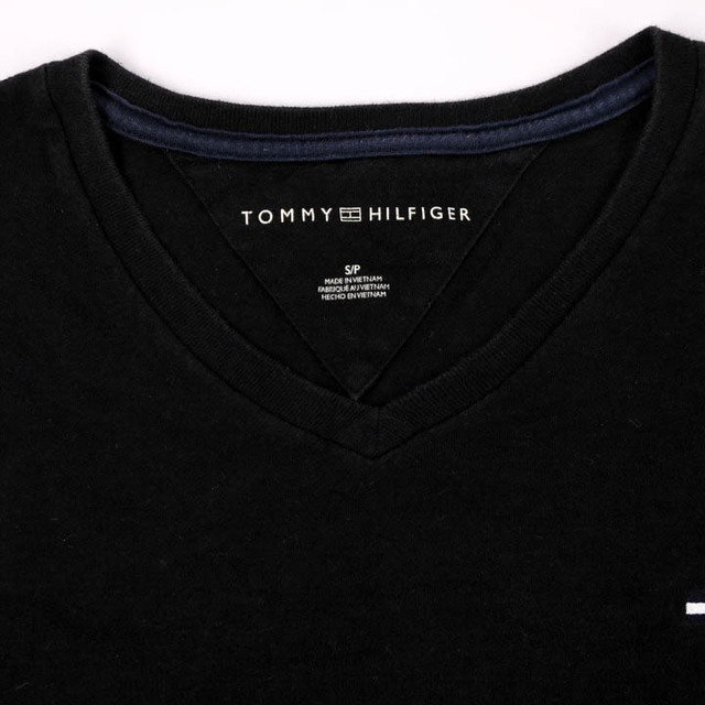 TOMMY HILFIGER(トミーヒルフィガー)のトミーヒルフィガー 半袖Tシャツ Vネック 胸元ロゴ コットン100％ トップス  メンズ S/Pサイズ ブラック TOMMY HILFIGER メンズのトップス(Tシャツ/カットソー(半袖/袖なし))の商品写真