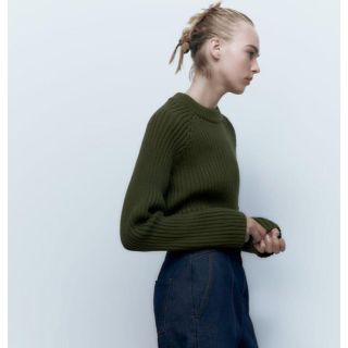 ザラ(ZARA)の【未使用】ZARA ラグランスリーブクロップド　ニットセーター　ダークカーキ　L(ニット/セーター)