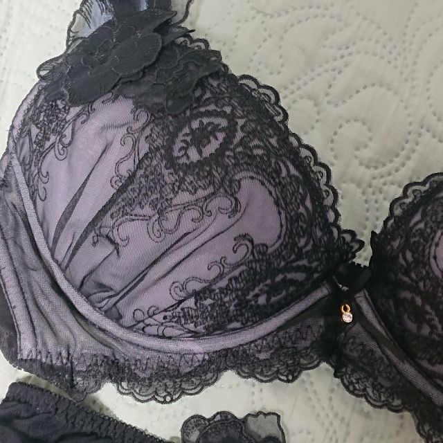 E75　ブラ&ショーツ　ブラジャー　ショーツ　セット　リリアージュ　刺繍　黒　花 レディースの下着/アンダーウェア(ブラ&ショーツセット)の商品写真