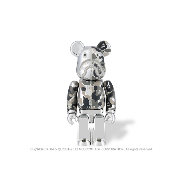 A BATHING APE(アベイシングエイプ)の新品 BAPE BE@RBRICK CAMO SHARK SILVER シルバー エンタメ/ホビーのおもちゃ/ぬいぐるみ(キャラクターグッズ)の商品写真