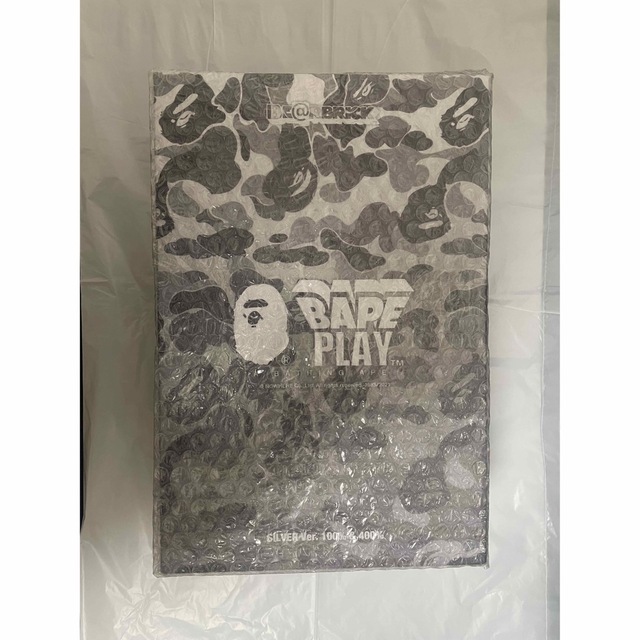 A BATHING APE(アベイシングエイプ)の新品 BAPE BE@RBRICK CAMO SHARK SILVER シルバー エンタメ/ホビーのおもちゃ/ぬいぐるみ(キャラクターグッズ)の商品写真