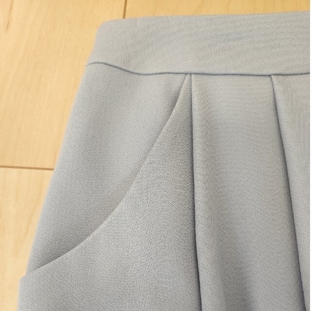 M-premier(エムプルミエ)の【未使用/最終値下げ】淡いブルーのタックスカート レディースのスカート(ひざ丈スカート)の商品写真