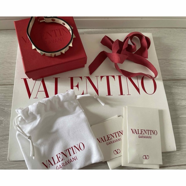 VALENTINO(ヴァレンティノ)のVALENTINO ヴァレンティノ ロックスタッズ ブレスレット　オフホワイト レディースのアクセサリー(ブレスレット/バングル)の商品写真
