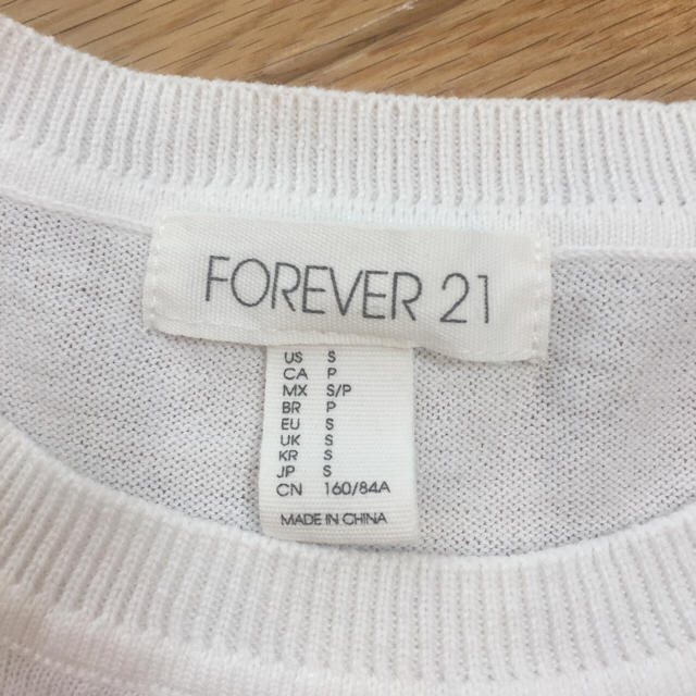 FOREVER 21(フォーエバートゥエンティーワン)のFOREVER21 ニット ホワイト レディースのトップス(ニット/セーター)の商品写真