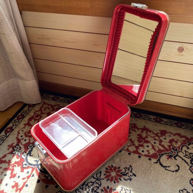 【匿名配送・送料込】昭和の化粧箱　赤　レッド　大容量　メイクボックス　鏡・鍵付き