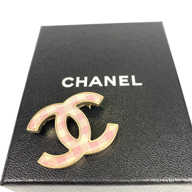 CHANEL(シャネル)の[USED/中古]CHANEL シャネル ブローチ ピンク チェック メタル B11C ゴールド ピンク ホワイト 中古 tdc-000675-4d レディースのアクセサリー(ブローチ/コサージュ)の商品写真