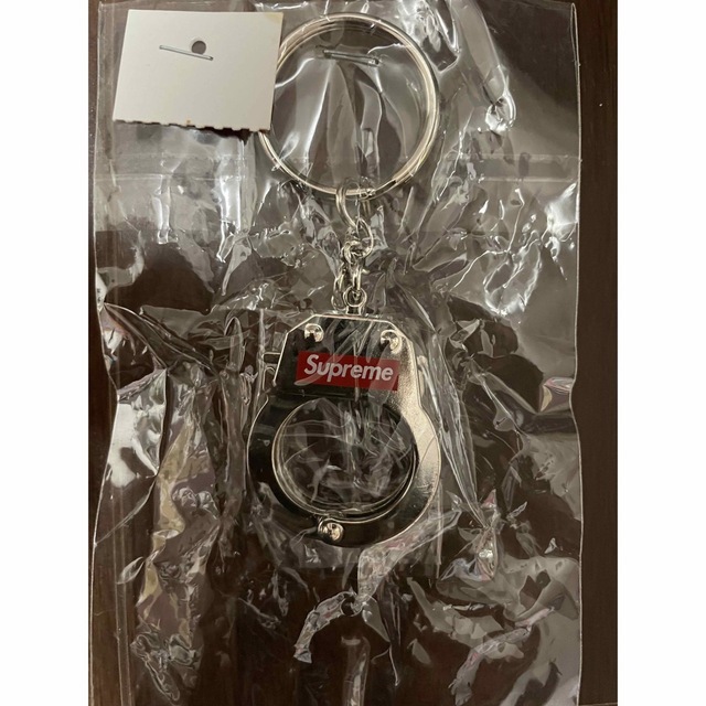 Supreme(シュプリーム)の《値下げ可》確実正規品　　シュプリーム　handcuffs Keychain エンタメ/ホビーのエンタメ その他(その他)の商品写真