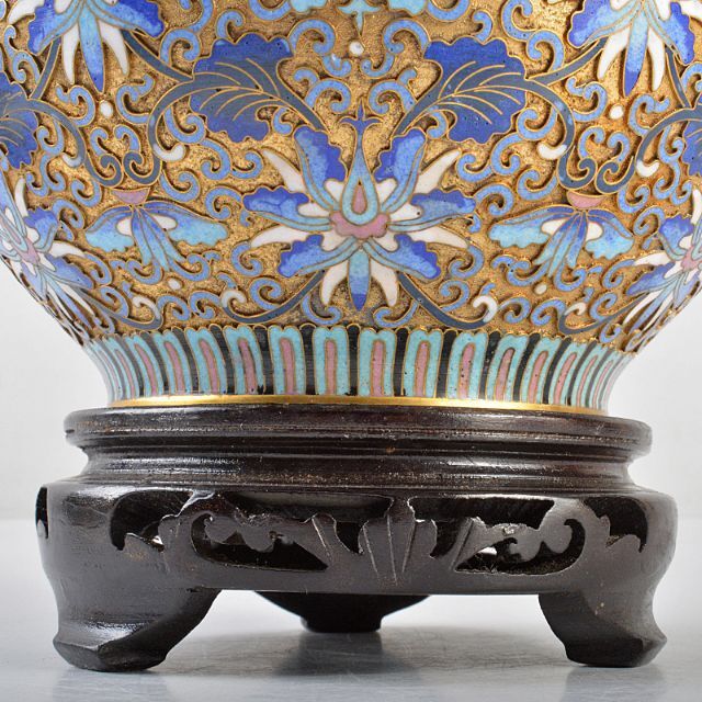 中国 古七宝琺瑯彩 花文 獅子摘蓋物 唐木台付 M R5652 金属工芸 中国 古七宝琺瑯彩 花文 獅子摘蓋物 唐木台付 M R5652 金属工芸