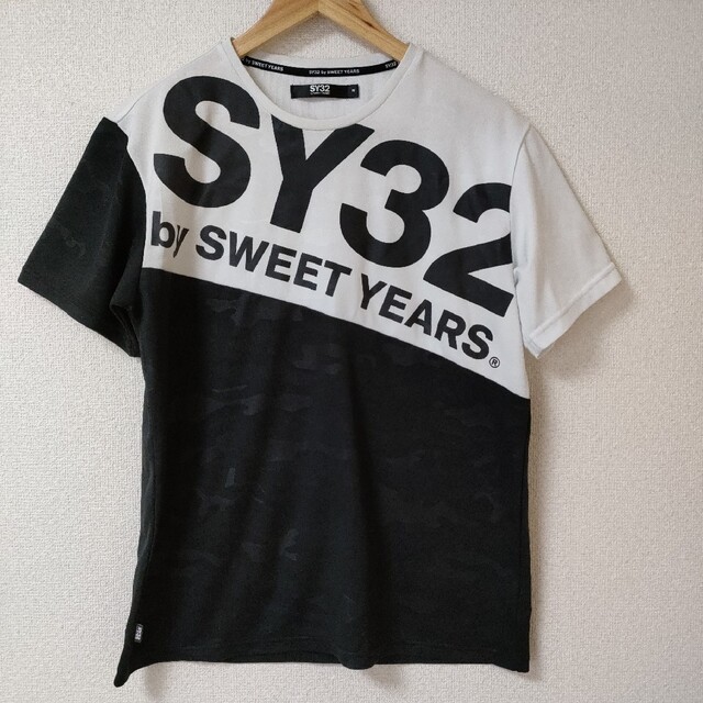 SY32 BY SWEET YEARS(エスワイサーティトゥバイスィートイヤーズ)のsy32半袖シャツ　黒　白 スポーツ/アウトドアのサッカー/フットサル(ウェア)の商品写真