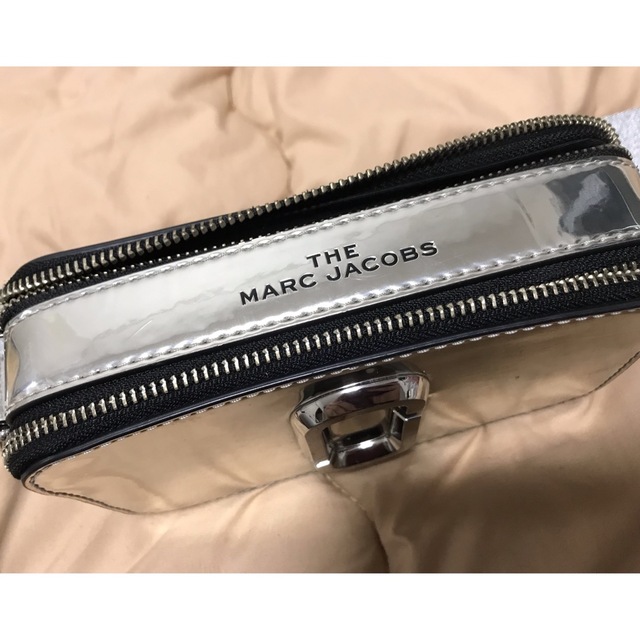 MARC JACOBS(マークジェイコブス)のMARC JACOBS マーク ジェイコブス バッグ カメラ シルバー エナメル レディースのバッグ(ショルダーバッグ)の商品写真