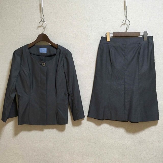 THE SUIT COMPANY(スーツカンパニー)の【超美品】スーツカンパニー* スカートスーツ ノーカラー 春夏 行事 式典  レディースのフォーマル/ドレス(スーツ)の商品写真