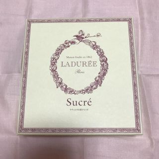 ラデュレ(LADUREE)のフランスの老舗洋菓子「ラデュレ」のお菓子レシピ本です。(趣味/スポーツ/実用)