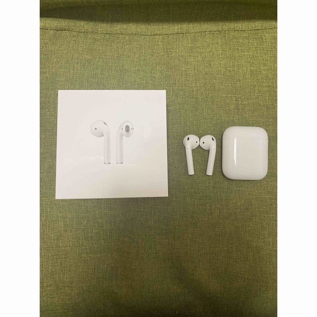 Apple(アップル)の(超美品)AirPods(第二世代) スマホ/家電/カメラのオーディオ機器(ヘッドフォン/イヤフォン)の商品写真