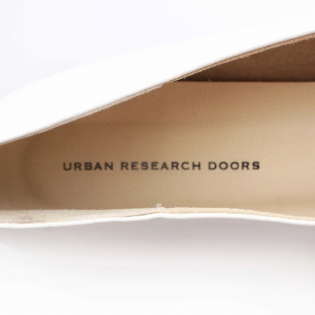 URBAN RESEARCH DOORS(アーバンリサーチドアーズ)のURBAN RESEARCH DOORS フラットシューズ 38 白 ホワイト レディースの靴/シューズ(バレエシューズ)の商品写真