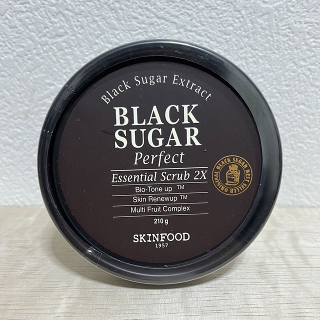 SKINFOOD ブラックシュガーパーフェクトエッセンシャルスクラブ コスメ/美容のスキンケア/基礎化粧品(ゴマージュ/ピーリング)の商品写真