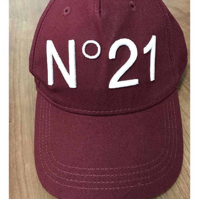 N°21(ヌメロヴェントゥーノ)の【ラスト1点】N°21 ヌメロヴェントゥーノ  刺繍ロゴ　キャップ　ボルドー レディースの帽子(キャップ)の商品写真