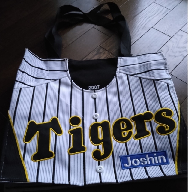 阪神タイガース(ハンシンタイガース)の阪神タイガース　トートバッグ スポーツ/アウトドアの野球(応援グッズ)の商品写真