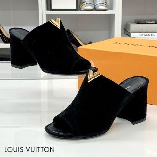 ルイヴィトン(LOUIS VUITTON)の5527 ヴィトン スエード エッセンシャルV サンダル ブラック(サンダル)