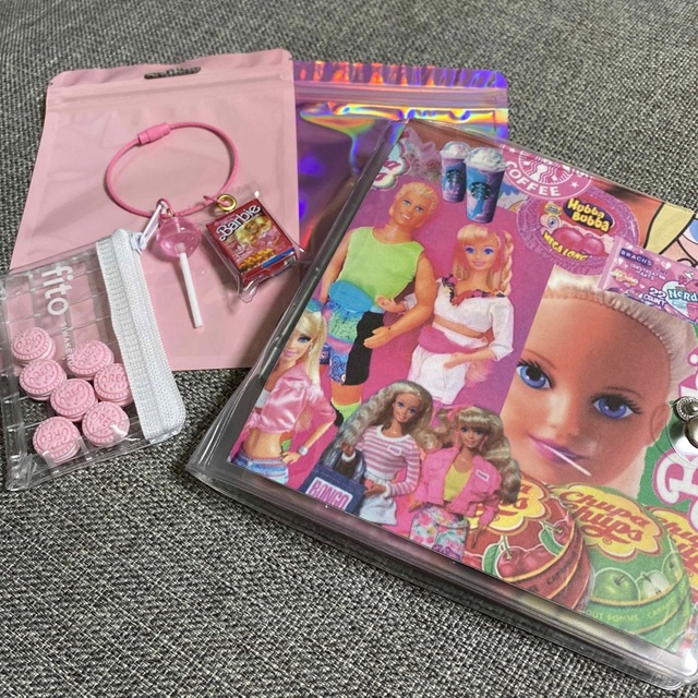 おすそ分けファイル ガチャ詰めポーチ 海外 ロールシール アメキャラの通販 by Star B shop|ラクマ ガチャ詰めポーチ Barbie バービー 海外