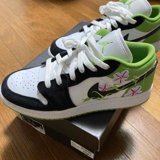 ナイキ(NIKE)のNIKE AIR JORDAN 1 LOW SE (GS)(スニーカー)