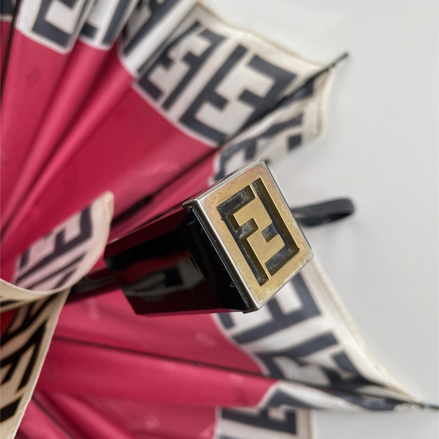 FENDI(フェンディ)のフェンディ　折り畳み傘　赤 レディースのファッション小物(傘)の商品写真