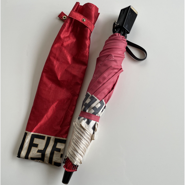 FENDI(フェンディ)のフェンディ　折り畳み傘　赤 レディースのファッション小物(傘)の商品写真