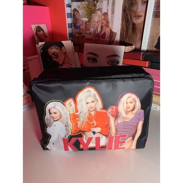 Kylie Cosmetics(カイリーコスメティックス)のKylie Cosmetics  カイリーコスメティクス ポーチ レディースのファッション小物(ポーチ)の商品写真