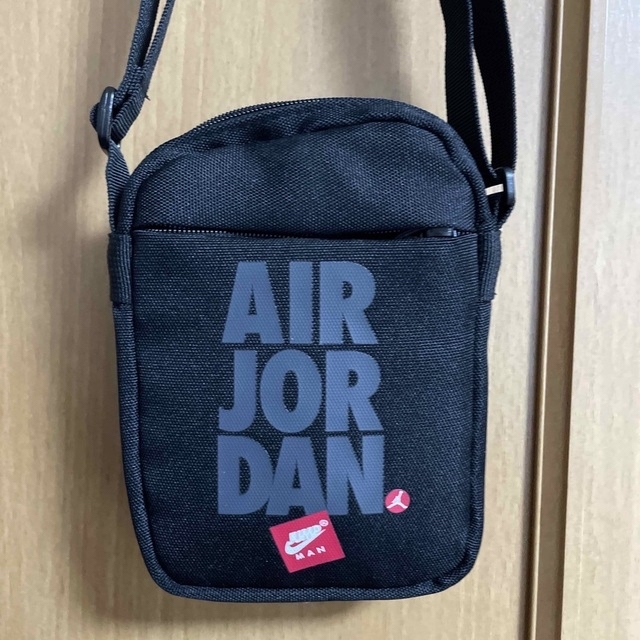 Jordan Brand（NIKE）(ジョーダン)のNIKE エアジョーダン　スマホショルダー メンズのバッグ(ショルダーバッグ)の商品写真