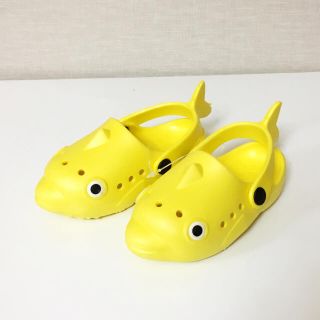 【新品】キッズ サンダル お魚風 イエロー 14㎝(サンダル)