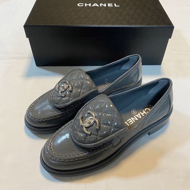 新品◆CHANEL cc ターンロック シャイニーラムスキン 35.5 グレー