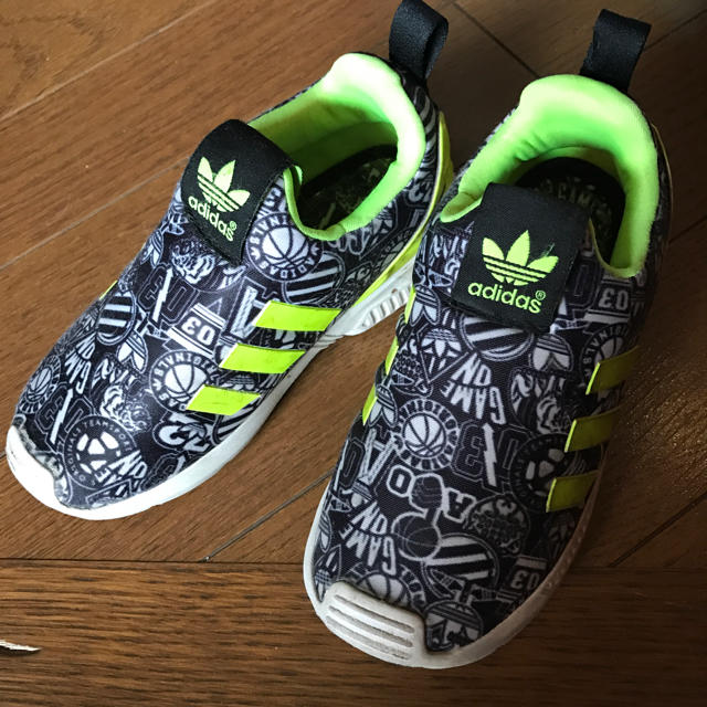 adidas(アディダス)のアディダス スニーカー 16cm キッズ/ベビー/マタニティのキッズ靴/シューズ(15cm~)(スニーカー)の商品写真