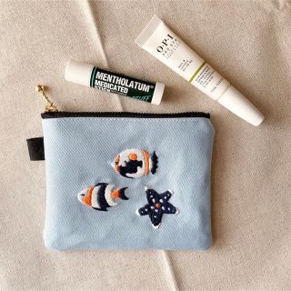 お魚のポーチ　手刺繍　ハンドメイド🐠💙(ポーチ)