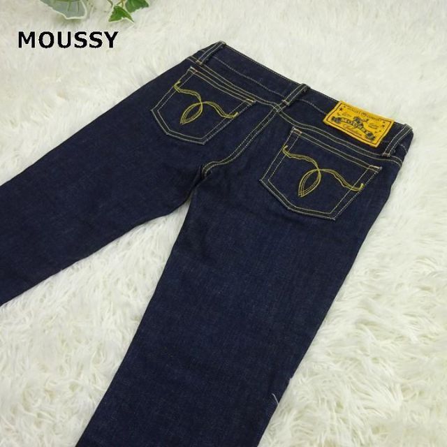 moussy(マウジー)のマウジー　濃紺ローライズストレッチスキニー　イエローステッチ　W24 レディースのパンツ(デニム/ジーンズ)の商品写真