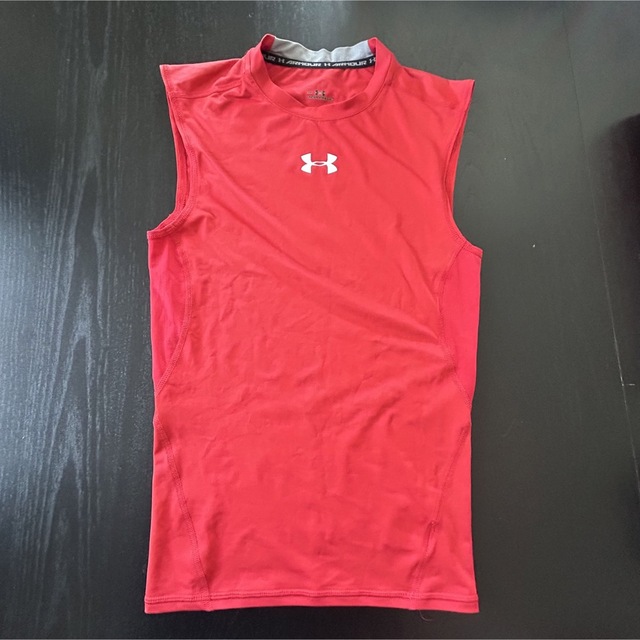 UNDER ARMOUR(アンダーアーマー)のアンダーアーマー　ノースリブ　赤 メンズのトップス(Tシャツ/カットソー(半袖/袖なし))の商品写真