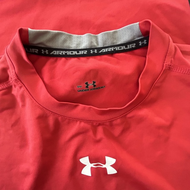 UNDER ARMOUR(アンダーアーマー)のアンダーアーマー　ノースリブ　赤 メンズのトップス(Tシャツ/カットソー(半袖/袖なし))の商品写真