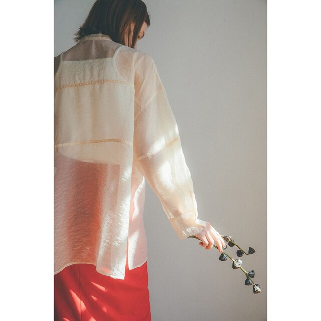 CLANE(クラネ)の【新品タグ付】CLANE クラネ SWITCH SHEER SHIRT イエロー レディースのトップス(シャツ/ブラウス(長袖/七分))の商品写真