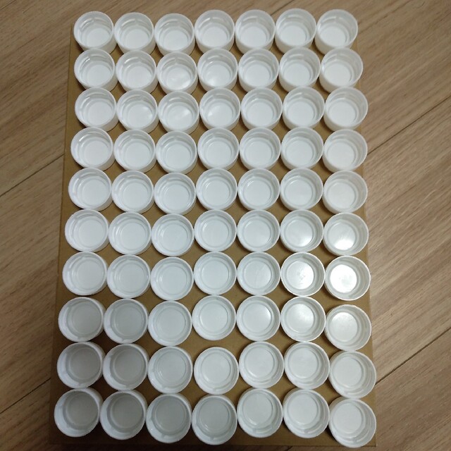 ペットボトル キャップ 70個 ホワイト ハンドメイドの素材/材料(その他)の商品写真