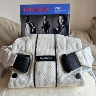 ベビービョルン(BABYBJORN)の抱っこ紐　BABY BJORN ONE  ベビービョルン(抱っこひも/おんぶひも)