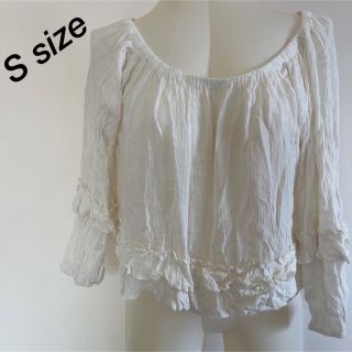 フォーエバートゥエンティーワン(FOREVER 21)のForever21 シフォン　トップス  ホワイト　春服　【Ｓ】(シャツ/ブラウス(半袖/袖なし))