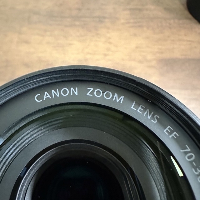 Canon(キヤノン)のCanon EF70-300F4-5.6 IS 2 USM (フード付) スマホ/家電/カメラのカメラ(レンズ(ズーム))の商品写真